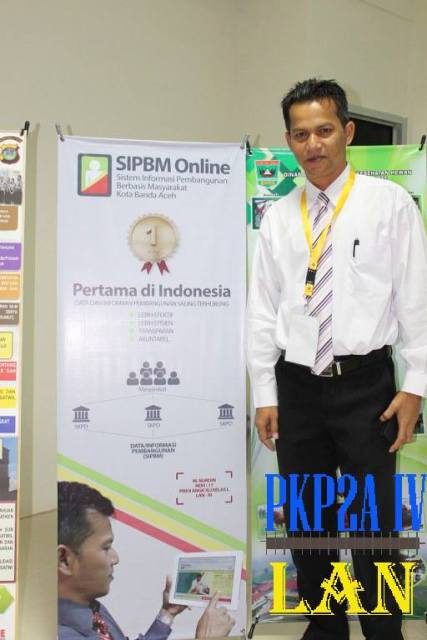 M. Nurdin, S.Sos (Asisten III Bidang Administrasi Umum) dan Banner SIPBM Online sumber foto : Facebook.com/Humas LAN Aceh